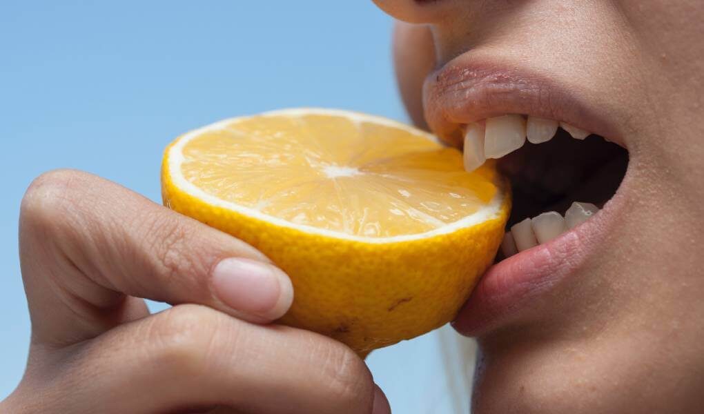 Aby utrzymać prawidłową kwasowość w ustach, warto unikać spożywania zbyt dużych ilości słodyczy, napojów gazowanych oraz alkoholu