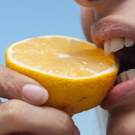 Aby utrzymać prawidłową kwasowość w ustach, warto unikać spożywania zbyt dużych ilości słodyczy, napojów gazowanych oraz alkoholu